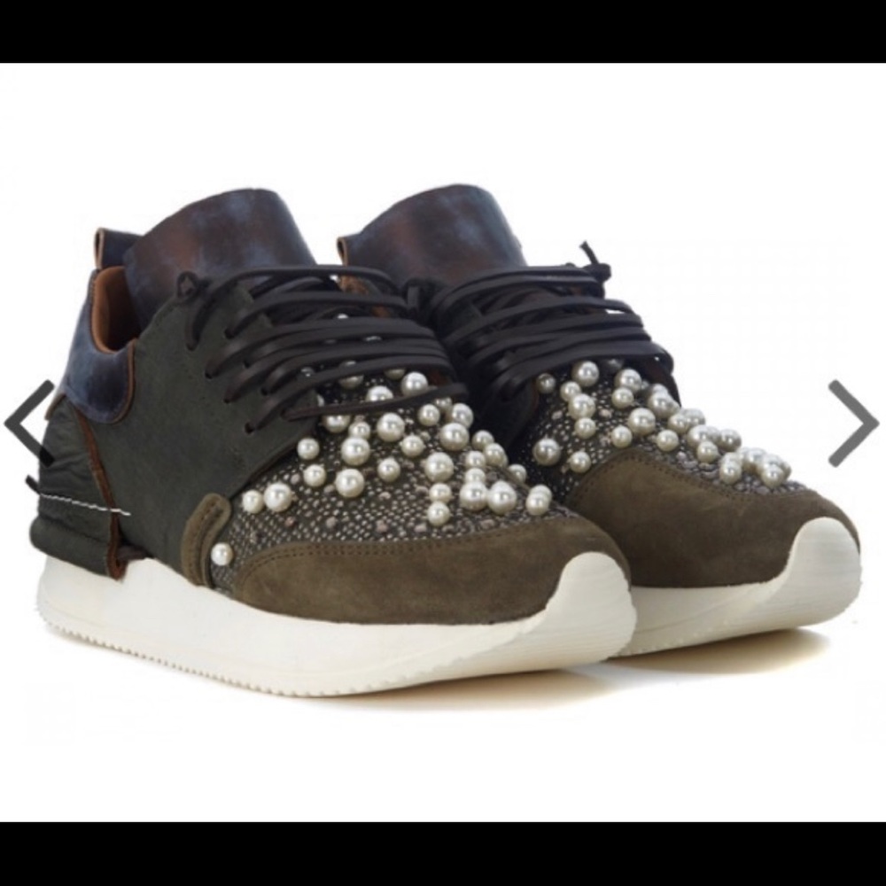 BUY OR TRADE Sneakers - Pearl Esseutesse Size 9 US